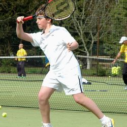 Corso di Tennis a Londra - Adolescente colpisce di dritto