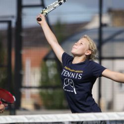 Oxford Tennis Camp - giocatrice s'estende per lo smash