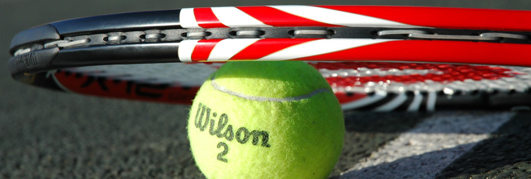 Tennis su campi in cemen to al corso di tennis di Pasqua a Oxford