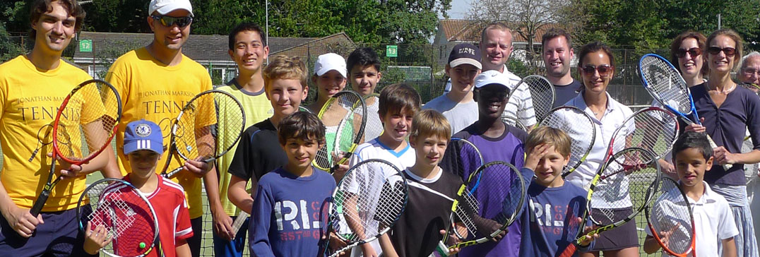 Giocatori al campo estivo di tennis a Londra