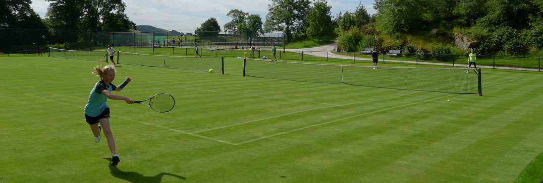 Tennis sui campi in erba dello Yorkshire Camp