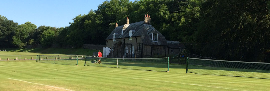 Campi in erba al campo estivo di tennis dello Yorkshire
