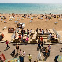 Passeggiate lungo la spiaggia a Brighton