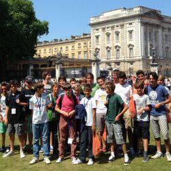 Foto di gruppo davanti a Buckingham Palace 